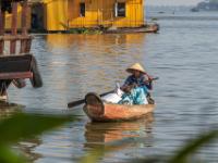 Frau mit typischem Hut in einem kleinen Boot - Chau Doc - Vietnam